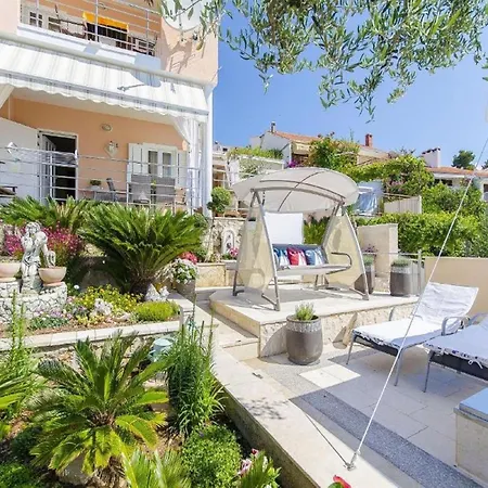 Nives - One Bedroom A2 Appartamento *